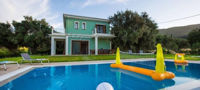 Secluded Villa Asprolià with salt water pool & large garden, close to town. in Lefkada