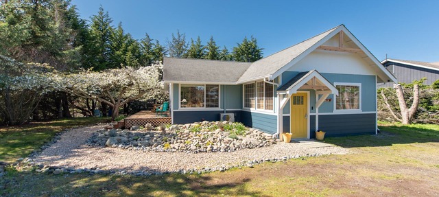 Sequim Escape w/Gas Grill & Deck, Walk to Beach! in Sequim