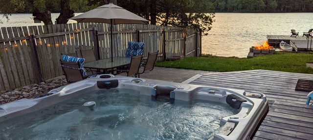 Serene Lakefront Retreat with Hot Tub in Mallorytown