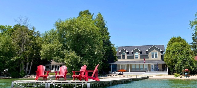 Shallow Beach Lakefront Cottage perfect with Kayak, Firepit, BBQ + Playground in Innisfil