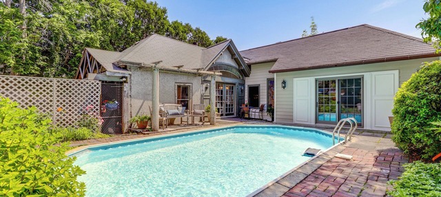 Shared Hot Tub: Historic Cottage, Walk to Elm Park in Worcester