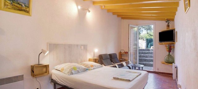 Small studio with all mod cons and a large shared pool in Lorgues