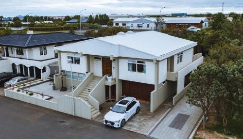 Smart Luxury - Private Gym, Hot Tub & Sauna in Keflavík
