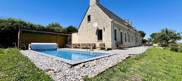 Soleil Levant Exceptional Villa with Pool in Quettehou