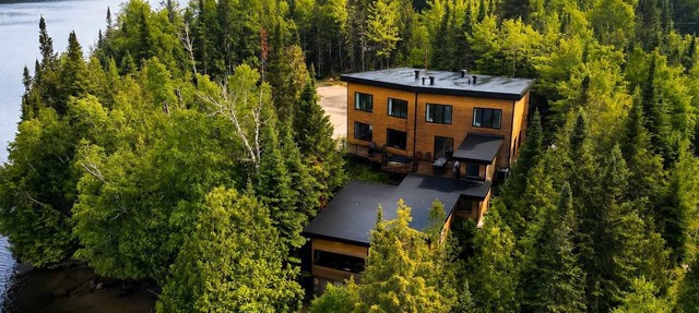 Spa & Private Beach - The Lazy Bear Lake House in La Minerve