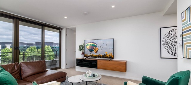 Spacious 2-Bed, Stunning Views in Central Canberra in Barton