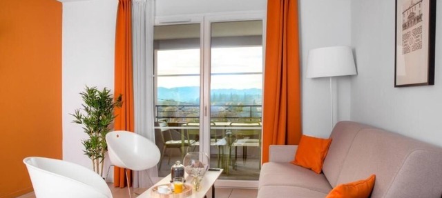 Spacious 2BR Duplex overlooking Green Parklands | Unwind in the Onsite Sauna in Mougins