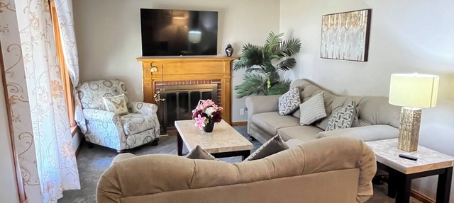 Spacious 3 level 4-bedroom house- 2 Full kitchens-2 king beds and 3 queen beds. in Campbell