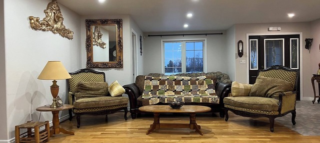 Spacious 4-Bedroom Retreat Near Presqu'ile Park in Brighton