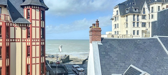 Spacious central duplex with views, 50m from beach, elevator, and WIFI in Granville