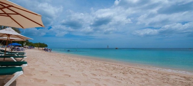 SPACIOUS CORNER UNIT ON GROUND FLOOR in Paynes Bay