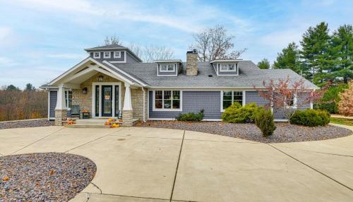 Spacious Home w/Games, 4 fireplaces, 5 acres! in Springfield