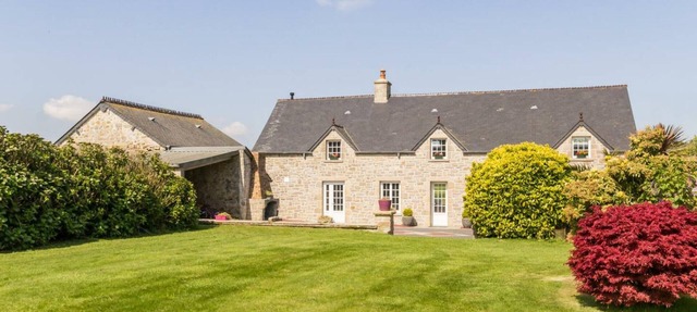 Spacious house with enclosed garden near Cherbourg in Hardinvast