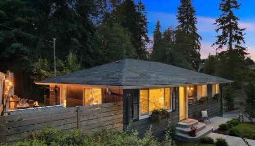 Spacious Main Street Retreat for families and large groups in Edmonds