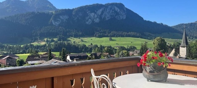 Spacious Three Bedroom Apartment With Stunning Views in Chateau d'Oex