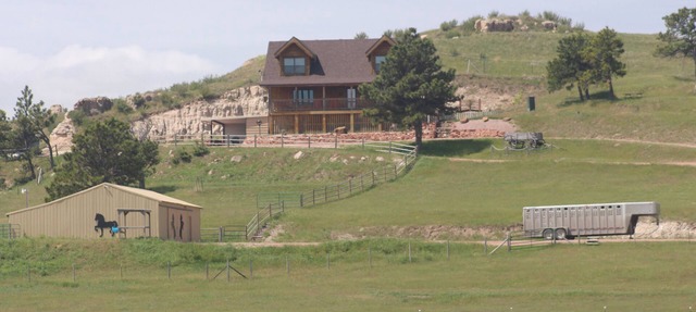 Spectacular views from beautiful, spacious log cabin in Nebraska National Forest in Chadron