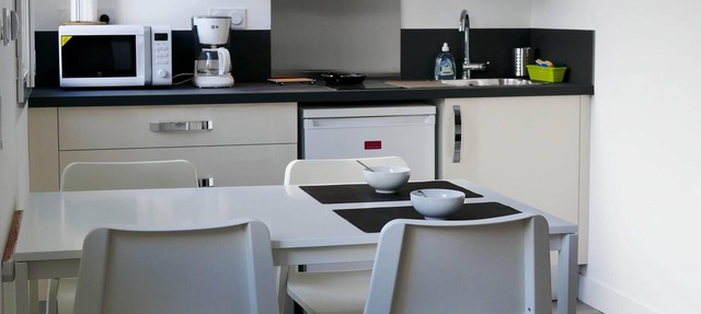 Studio kitchen, bathroom, sleeping area, TV, WiFi in Falaise