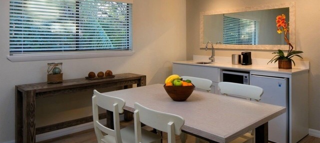 Studio w/King Bed, Kitchenette, Outdoor Pool, Free Parking & Pet Friendly in Islamorada