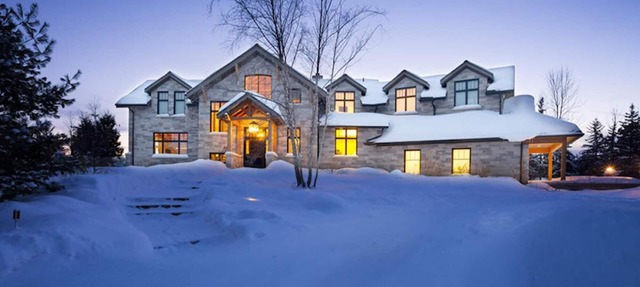 Stunning 6 Bed, 5 Bath country home with 2-Acre Property! in Collingwood