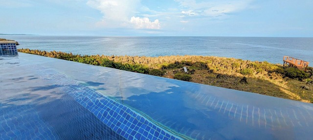 Stunning Oceanfront 5 Bed House with Infinity Pool in West Bay
