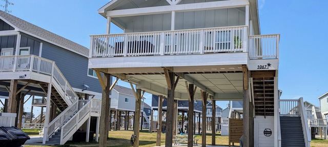 Stunning Villa with Upper Deck Views of the Gulf and Intercoastal Waterway. in Bolivar Peninsula
