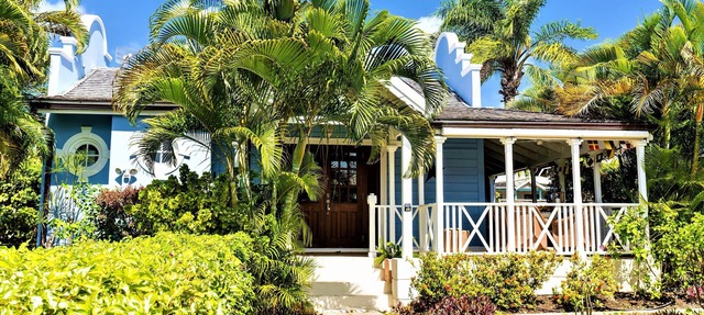 Stylish luxury traditional-style poolside villa nr. beach. Two ensuite bedrooms. in Holetown