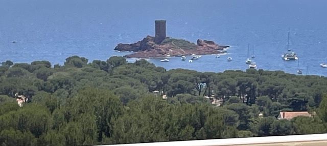 Sublime ocean view Access to all swimming pools offered. Comfortable and clean in Saint-Raphaël
