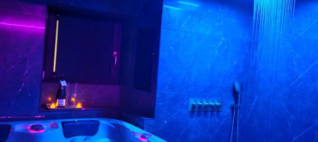 Suite romantique avec jaccuzzi - proche des lacs - La secrète room in La Mure