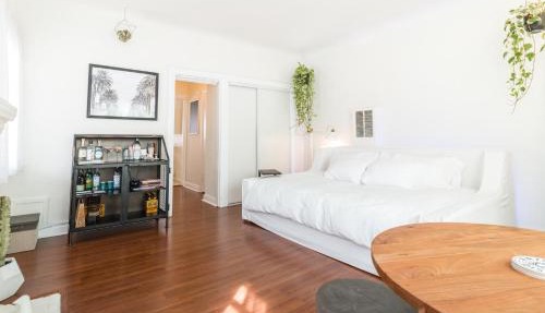 Sunny Boho Chic West Hollywood Flat! in Los Angeles