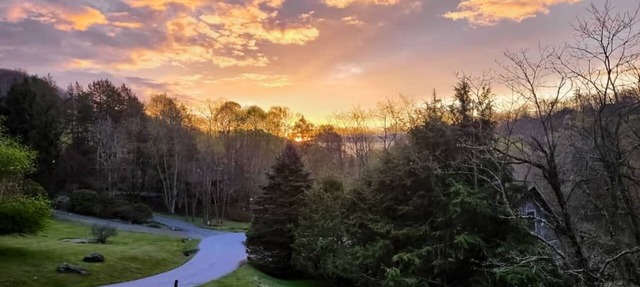 Sunrise Summit - Hot tub, Game room, 3 King Beds + Bunk Room, Dog Friendly, AC in Seven Devils