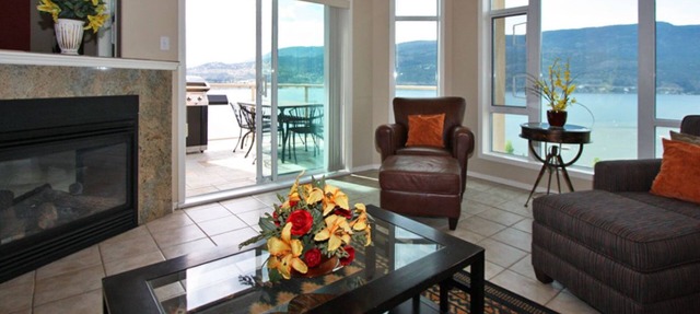 Sunset Waterfront Resort 1803 Lakeview, Pool, Beach, Downtown! in Kelowna