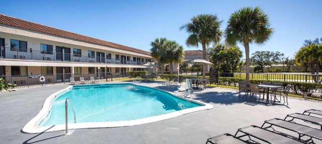 Super 8 by Wyndham Naples in Naples