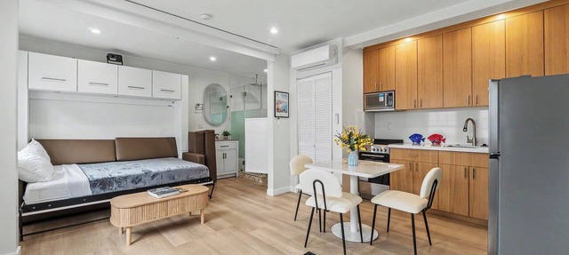 Surfers Ocean Side Nest just steps to the Beach in Santa Monica