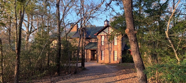 The Castle Hideaway-Sleeps 16-24-Pool-Parking-Game Rm-5 bedrms-14 beds-3.5 baths in College Station