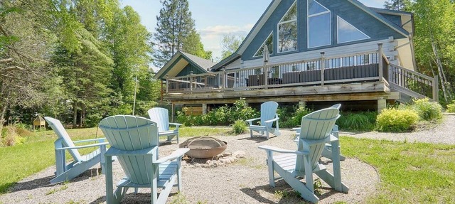 The Lake Escape - Waterfront, Hot Tub Sleeps 14! in Sainte-Cécile-de-Masham