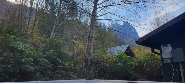 The Lily Pad - rustic cabin for 2+pets, mountain view, river access in Gold Bar