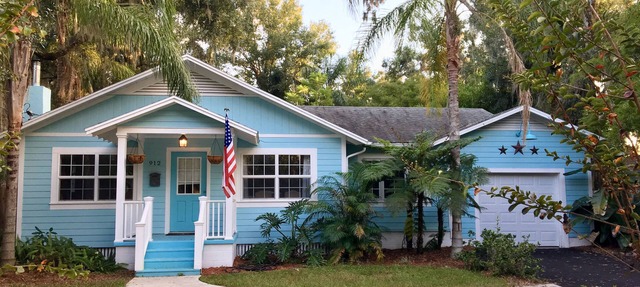 The Little Blue Bungalow, a Cozy 1940’ Schoolhouse, 5 min walk to Restaurants, in Mount Dora