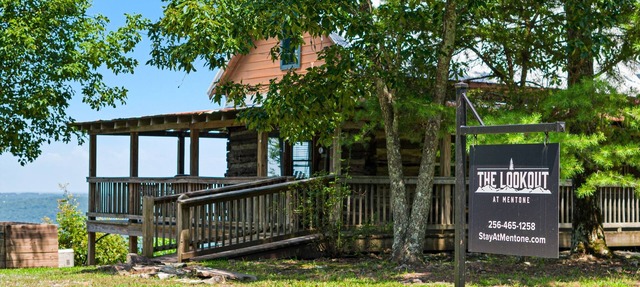 The Lookout at Mentone-log cabin with hot tub & amazing views! in Mentone