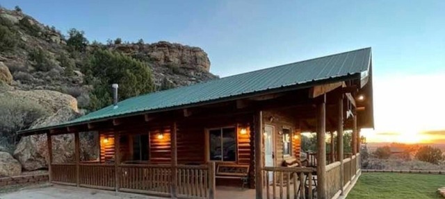 The Peacemaker Cabin: Cozy cabin in enjoyable Apple Valley with AC in Apple Valley