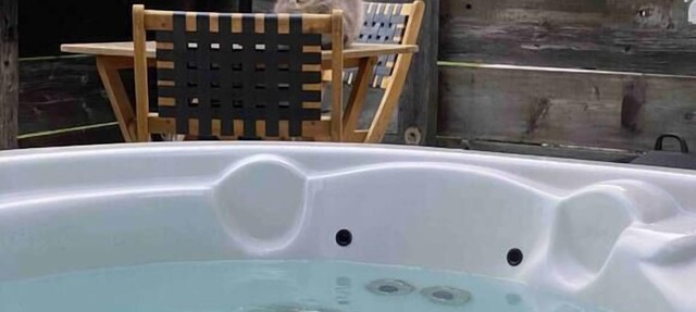 The Roost - Brand New Private Suite with Hot Tub in qathet Regional District