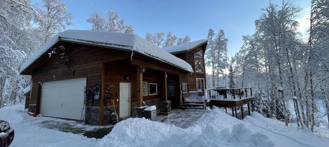 The Rusty Salmon Lake House with Deck, Dock, Canoe and Kayaks in Talkeetna