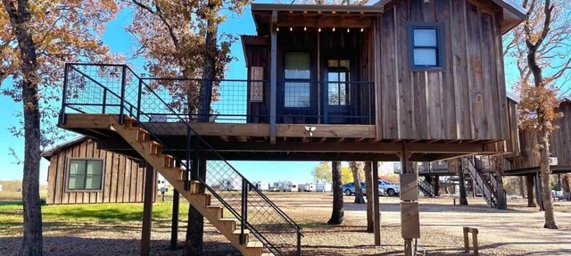 The Wren Treehouse (15 MIN to Magnolia & Baylor) in Elm Mott