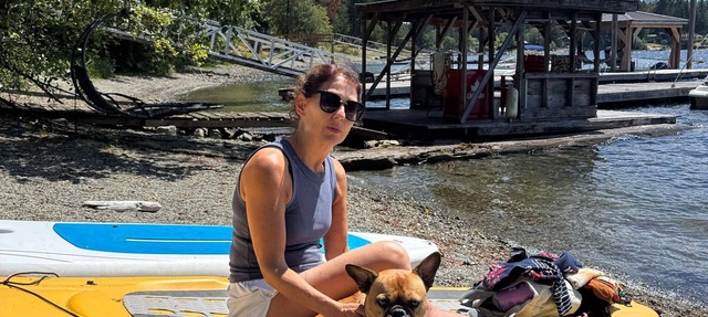 This waterfront tiny home. has all the amenities to make your stay memorable. in Youbou