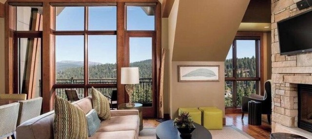 Three bedroom luxury villa on slopes of Lake Tahoe. in Truckee
