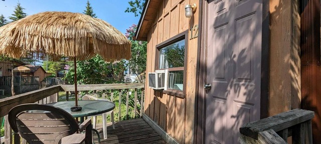 Traditional Tiny Wood Cottage #12 Camping style Cottages 5 minutes to the beach! in Wasaga Beach