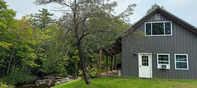 Tranquil 1-bedroom Brookeview Vermont Cabin in charming Barton in Barton