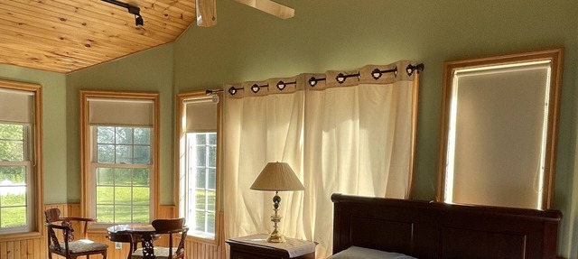Tranquil Luxury Getaway 10-Acre with Hot Tub/Pool also on Air B&B in Kawartha Lakes