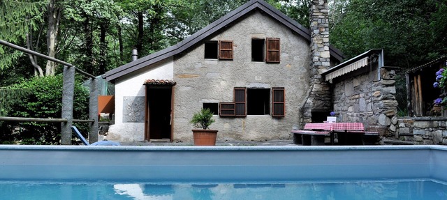 Typical, Romantic Tessiner Cottage in Lelgio