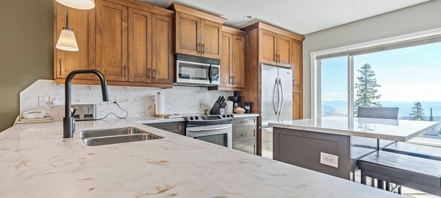 Ultimate Slopeside Retreat – Sleeps 24 Across Two Spacious Townhomes in Silver Star Mountain