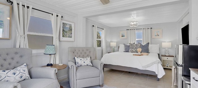 Upstairs Studio Apartment with Pickleball Court on 5-Acre Estate in Naples